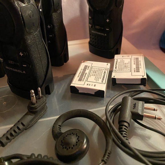 MOTOROLA CLS1110 6 PACK RADIO | 3 EAR PIECES | BLACK - Picture 4 of 5